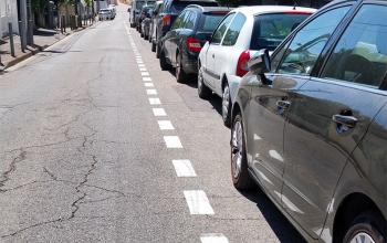 traçage des places de stationnement rue de Miramas, La Valbarelle